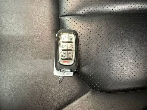 Used 2024 Chrysler Pacifica Select image 25