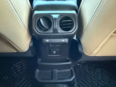 Used 2018 Jeep Wrangler Unlimited Sahara w/ LED Lighting Group AWD/4WD image 14
