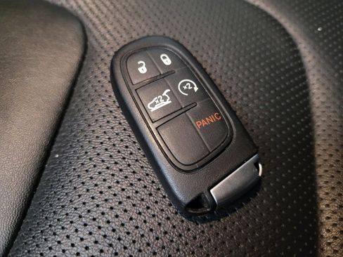Used 2023 Jeep Cherokee Altitude Lux image 32