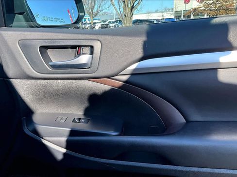 Used 2019 Toyota Highlander XLE image 22