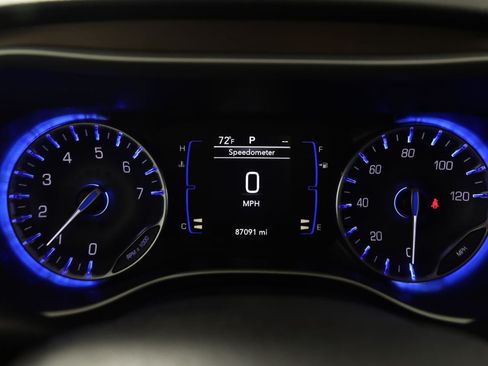 Used 2018 Chrysler Pacifica Touring-L FWD image 17