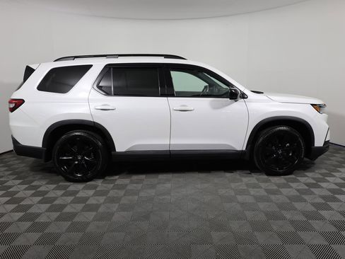 Used 2025 Honda Pilot Black Edition image 4