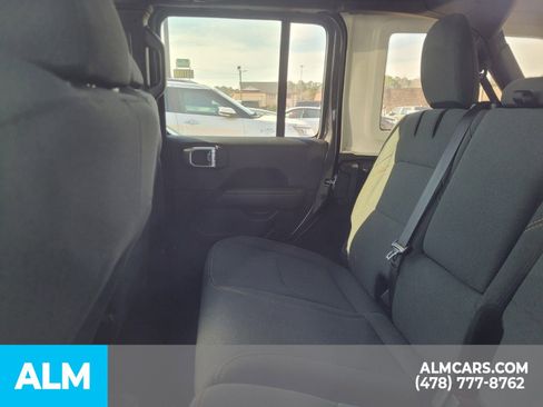 Used 2025 Jeep Wrangler Unlimited Sahara image 9