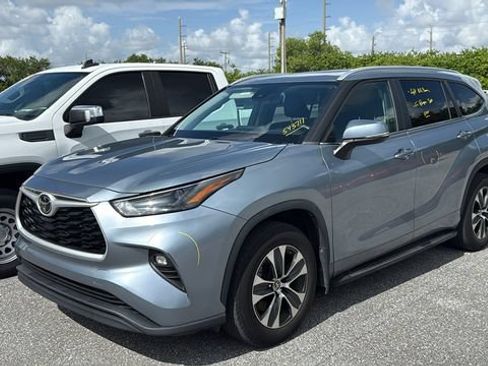 Used 2024 Toyota Highlander XLE FWD image 3
