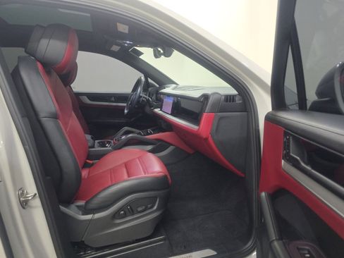 Used 2024 Porsche Cayenne w/ Premium Package Plus (PFM) AWD/4WD image 7