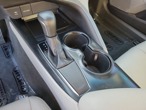 Used 2018 Toyota Camry SE w/ Convenience Package FWD image 21