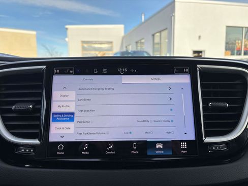 Certified 2024 Chrysler Pacifica Touring-L image 27