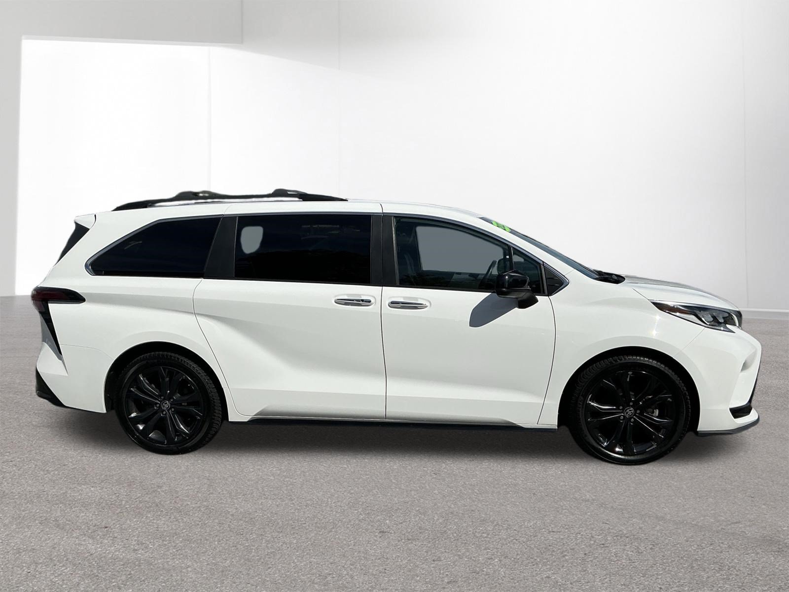 Used 2022 Toyota Sienna XSE w/ XSE Plus Package FWD image 2