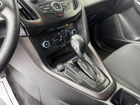 Used 2018 Ford Focus SE w/ SE Appearance Package image 18