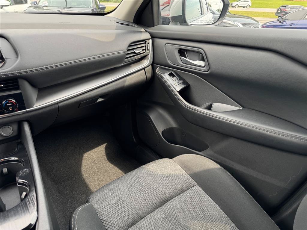Certified 2025 Nissan Rogue SV FWD image 10