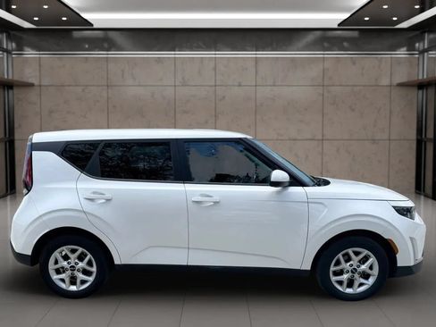 Used 2023 Kia Soul LX w/ LX Technology Package FWD image 2
