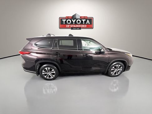 Certified 2022 Toyota Highlander XLE image 8