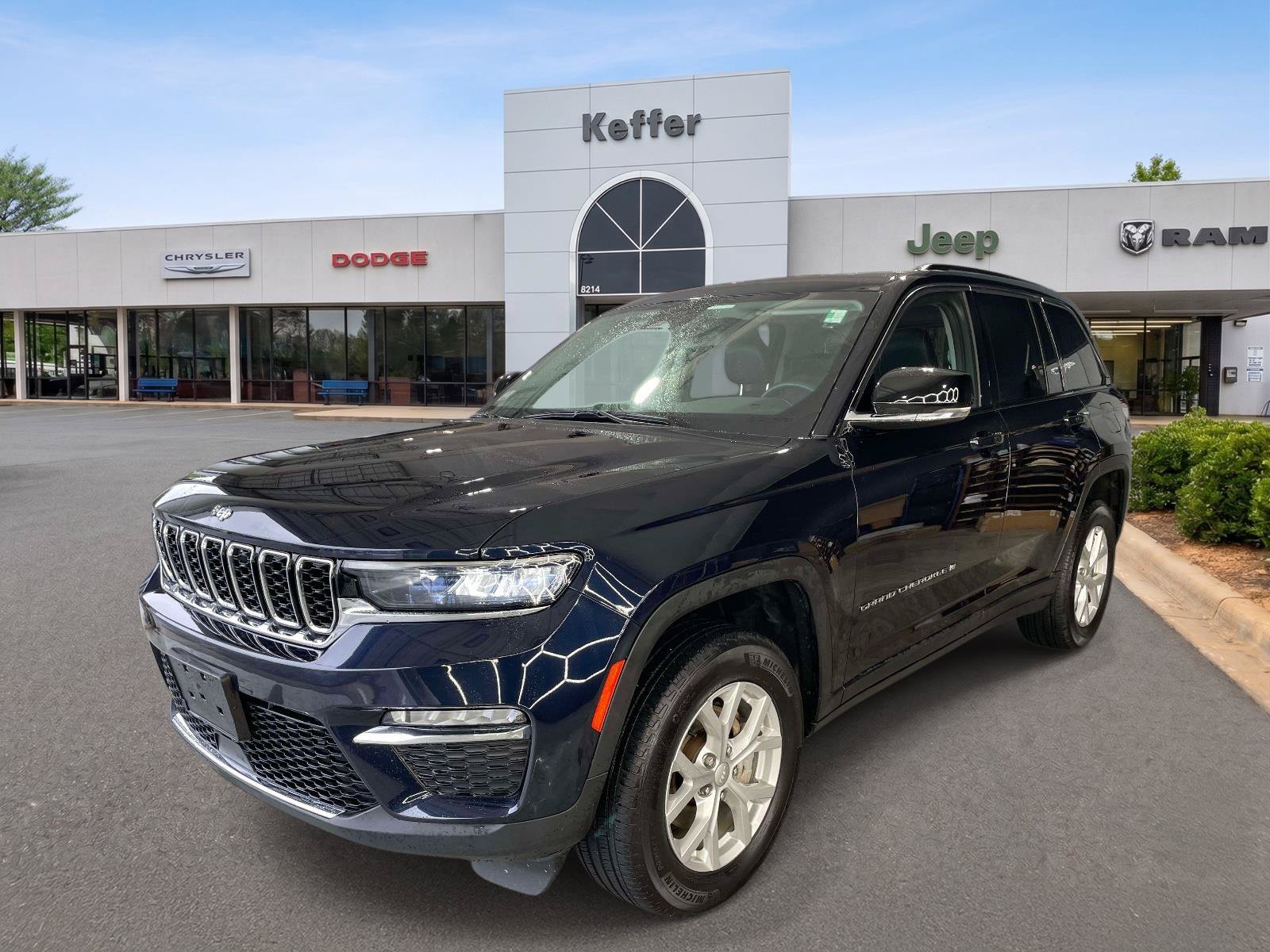 Used 2023 Jeep Grand Cherokee Limited AWD/4WD image 1