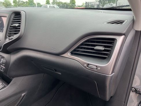 Used 2020 Jeep Cherokee Latitude Plus FWD image 30