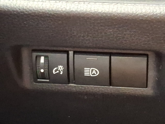 Used 2025 Toyota RAV4 LE FWD image 33