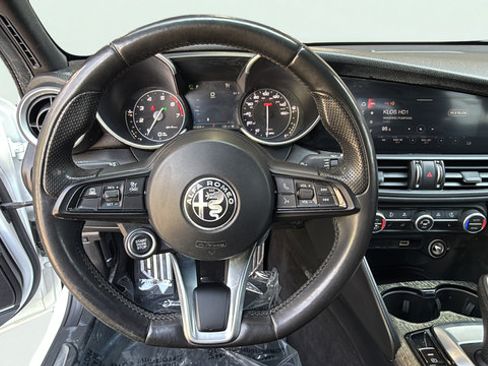 Used 2022 Alfa Romeo Giulia Ti RWD image 11