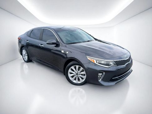 Used 2018 Kia Optima S FWD image 1