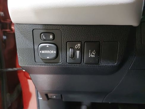 Used 2018 Toyota RAV4 Limited image 25