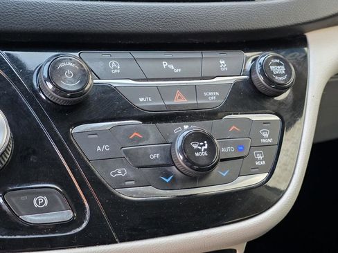 Used 2019 Chrysler Pacifica Touring-L image 23