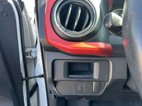 Used 2017 Toyota Tacoma SR5 AWD/4WD image 18