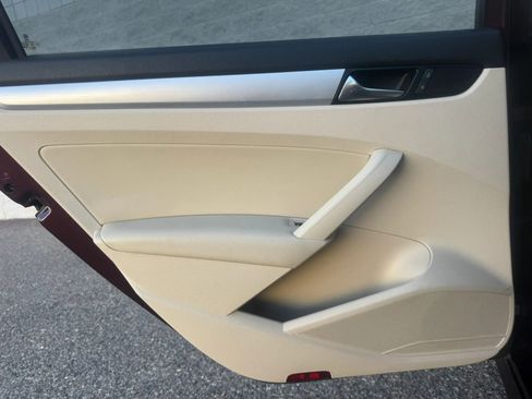 Used 2013 Volkswagen Passat TDI SE FWD image 19