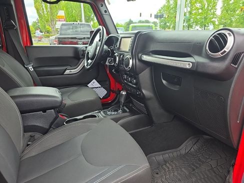 Used 2015 Jeep Wrangler Unlimited Sahara w/ Connectivity Group AWD/4WD image 11