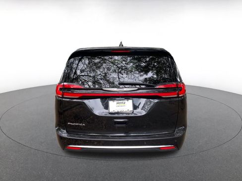Used 2023 Chrysler Pacifica Touring-L image 6