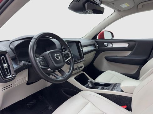 Used 2019 Volvo XC40 T4 Momentum image 18