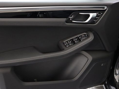 Certified 2025 Porsche Macan AWD/4WD image 13