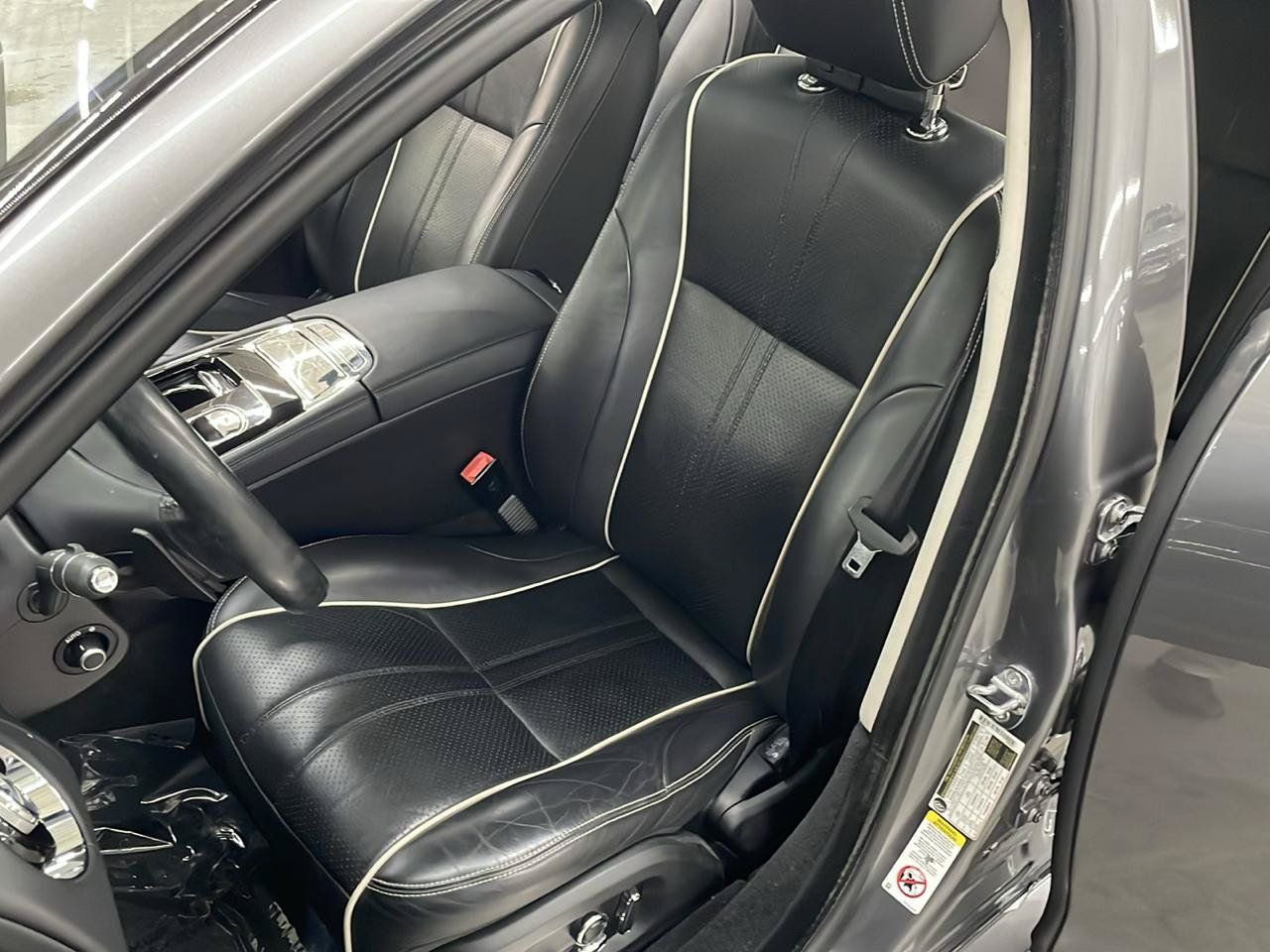 Used 2019 Jaguar XJ R-Sport RWD image 13