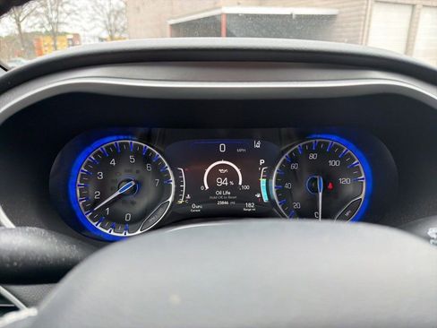 Used 2025 Chrysler Pacifica Select image 2