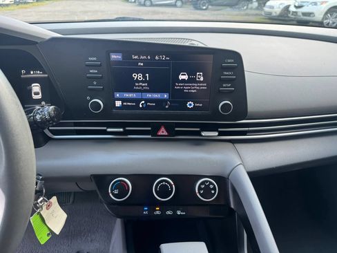Used 2022 Hyundai Elantra SE FWD image 15