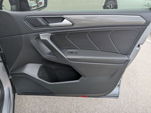 Used 2024 Volkswagen Tiguan SE R-Line image 32