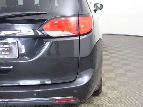 Used 2020 Chrysler Pacifica Touring-L image 15