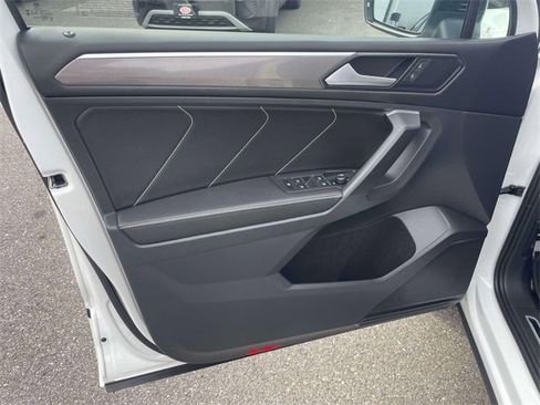 Used 2022 Volkswagen Tiguan SE R-Line image 16