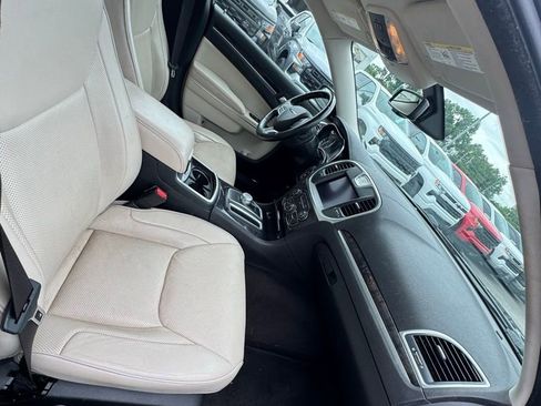 Used 2018 Chrysler 300 Limited AWD/4WD image 8