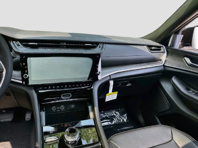 New 2026 Jeep Grand Cherokee Limited w/ Limited Altitude Package AWD/4WD image 22