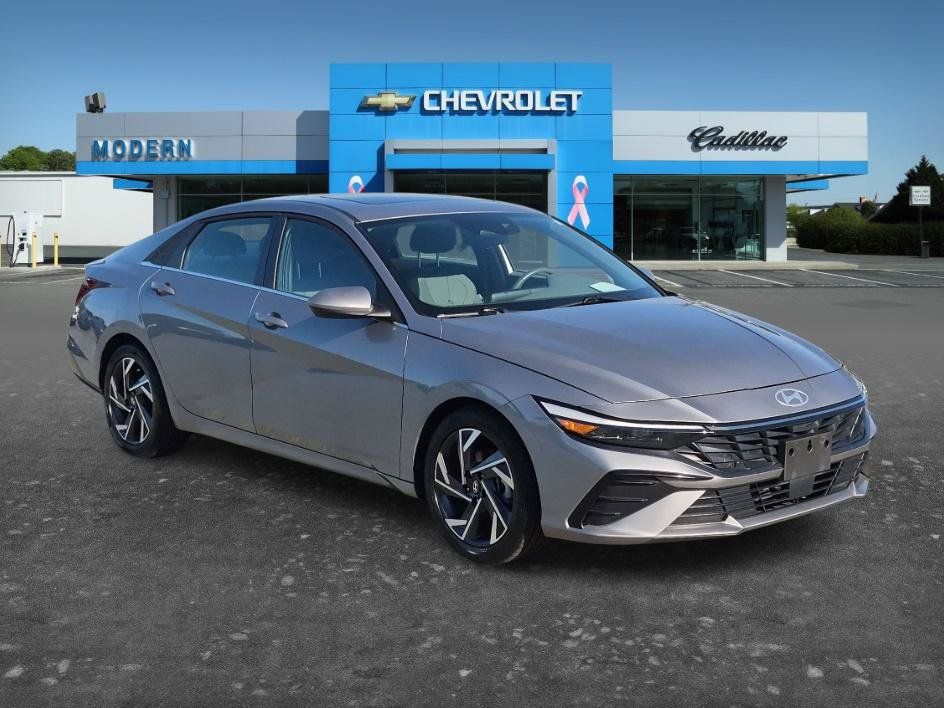 Used 2025 Hyundai Elantra SEL FWD image 7