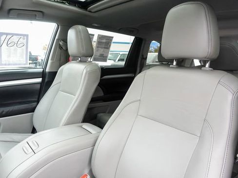 Used 2015 Toyota Highlander XLE image 24