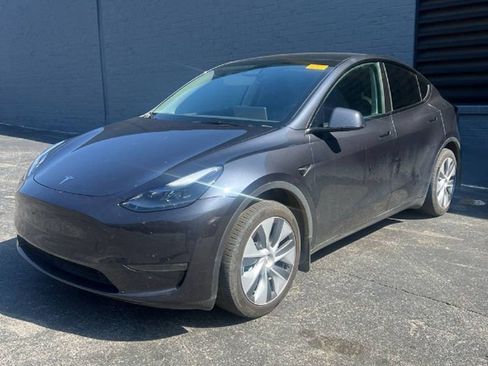 Used 2024 Tesla Model Y Long Range image 1
