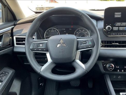 Used 2023 Mitsubishi Outlander SE image 5
