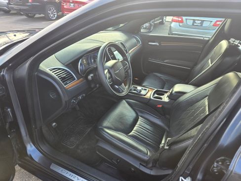 Used 2018 Chrysler 300 C image 4