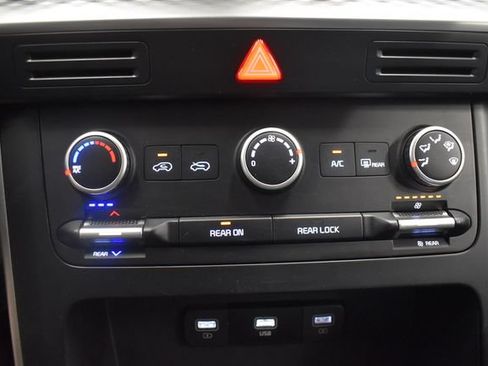 Used 2024 Kia Carnival LX FWD image 23