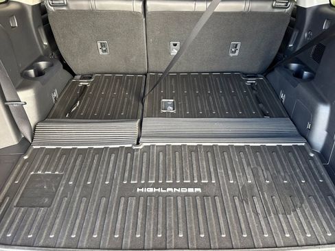 Used 2024 Toyota Highlander XLE FWD image 25