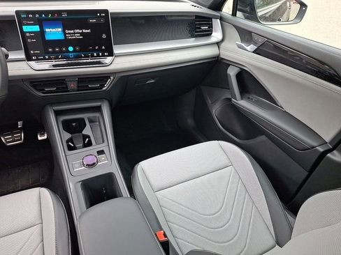 Certified 2025 Volkswagen Tiguan SE R-Line image 16