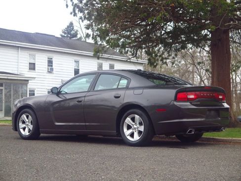 Used 2013 Dodge Charger SXT image 3