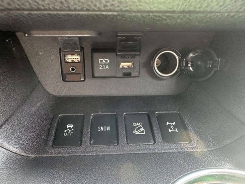 Used 2019 Toyota Highlander XLE AWD/4WD image 31