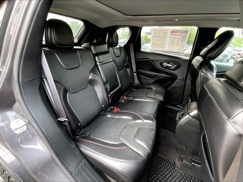 Used 2019 Jeep Cherokee Trailhawk AWD/4WD image 26