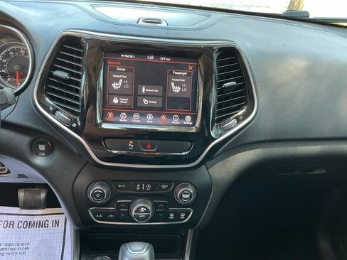 Used 2019 Jeep Cherokee Limited AWD/4WD image 16