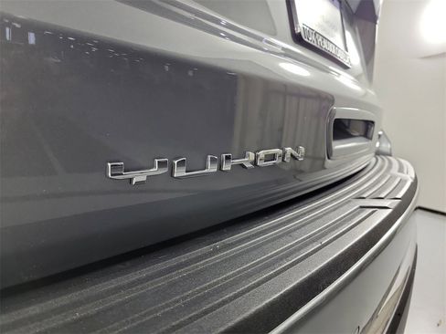 Used 2023 GMC Yukon SLT w/ SLT Luxury Package image 6